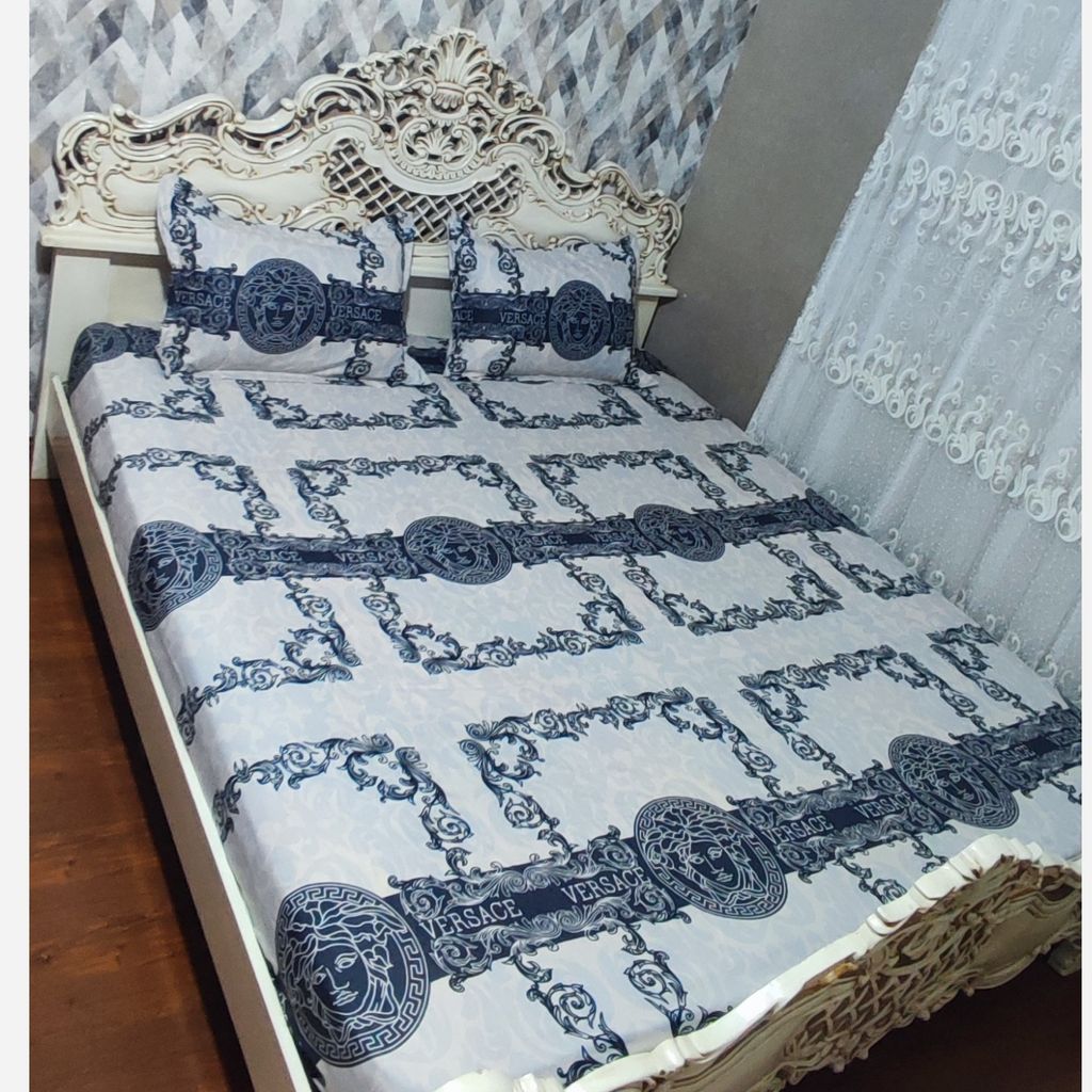 فروش اینترنتی ملحفه کشدوزی تخت دونفره همراه با دوعدد روبالش ورساچ روشن 