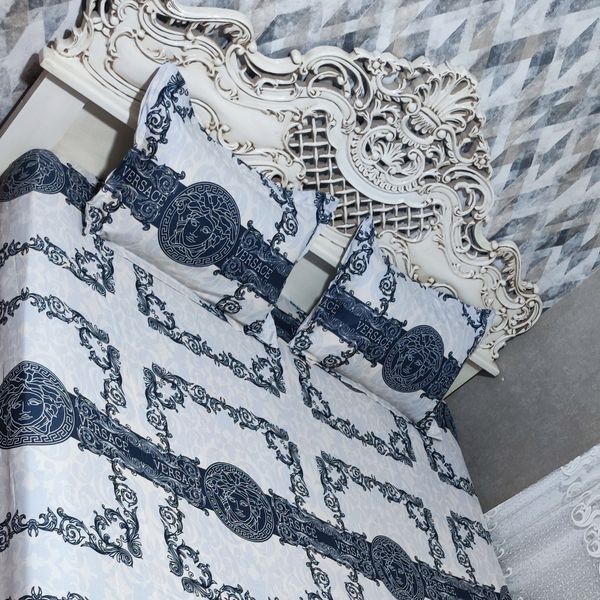 ملحفه کشدوزی تخت دونفره همراه با دوعدد روبالش ورساچ روشن