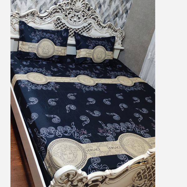 کاورتشک تخت دونفره دورتادور کشدوزی هم راه روبالش طرح ورساچ مشکی طلایی