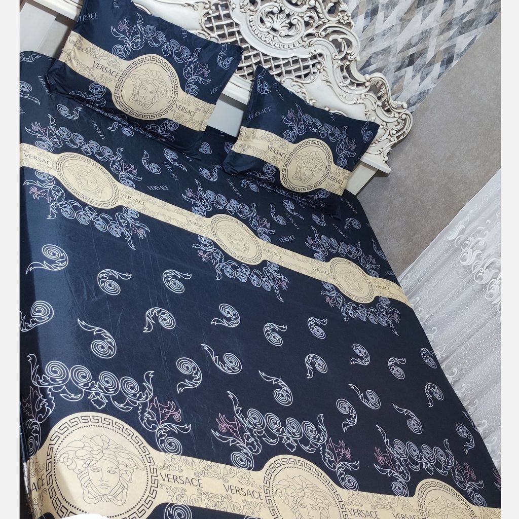 خرید انلاین کاورتشک تخت دونفره دورتادور کشدوزی هم راه روبالش طرح ورساچ مشکی طلایی 