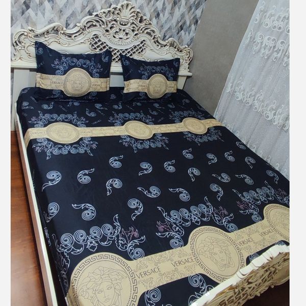 کاورتشک تخت دونفره دورتادور کشدوزی هم راه روبالش طرح ورساچ مشکی طلایی