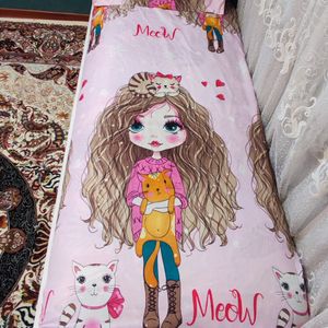 قیمت ارزان ملحفه دورتادور کشدوزی شده یک نفره طرح دختر موفرفری  