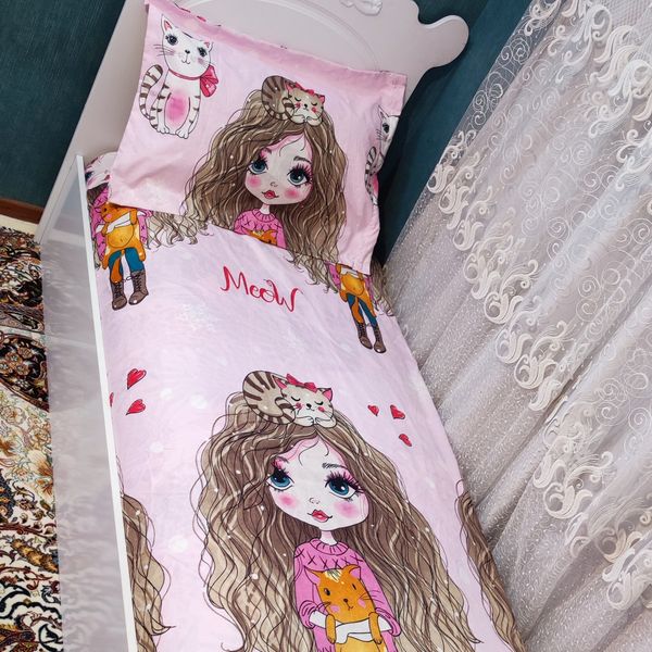 ملحفه دورتادور کشدوزی شده یک نفره طرح دختر موفرفری