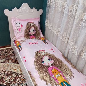 خرید اینترنتی ملحفه دورتادور کشدوزی شده یک نفره طرح دختر موفرفری  