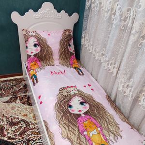 خرید اینترنتی ملحفه دورتادور کشدوزی شده یک نفره طرح دختر موفرفری  