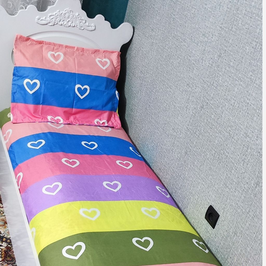 خرید آنلاین ملحفه کشدار تشک تخت یکنفره همراه روبالش زیپدار طرح قلبی رنگی