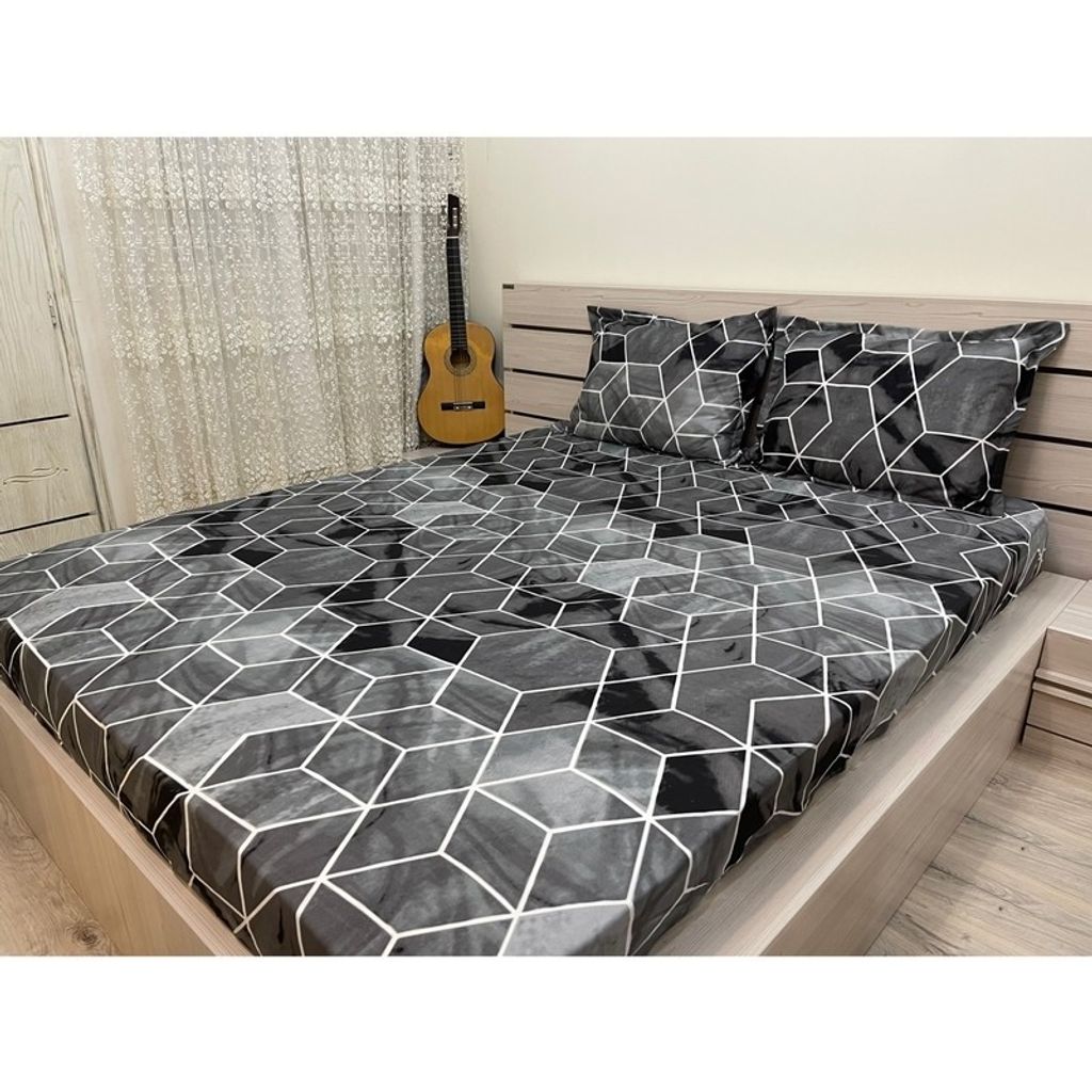 فروش اینترنتی ملحفه دورکش تخت دونفره همراه دوعدد روبالش طرح مکعبی طوسی