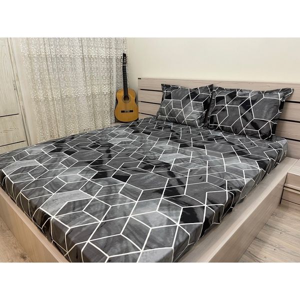 ملحفه دورکش تخت دونفره همراه دوعدد روبالش طرح مکعبی طوسی