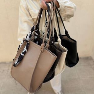 کیف دوشی زنانه و دخترانه مدل آچین پروانه