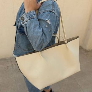 خرید آنلاین کیف دوشی زنانه و دخترانه جادار مدل پالی پروانه