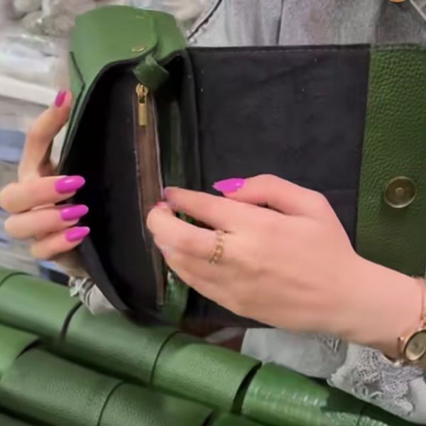 کیف زنانه چرم طبیعی گاوی دوشی زنانه دخترانه(ارسال بین 10 تا 20 روزکاری)