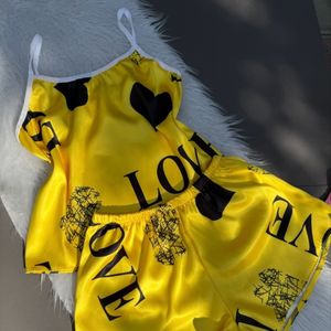 تاپ و شلوارک ساتن طرح لاو