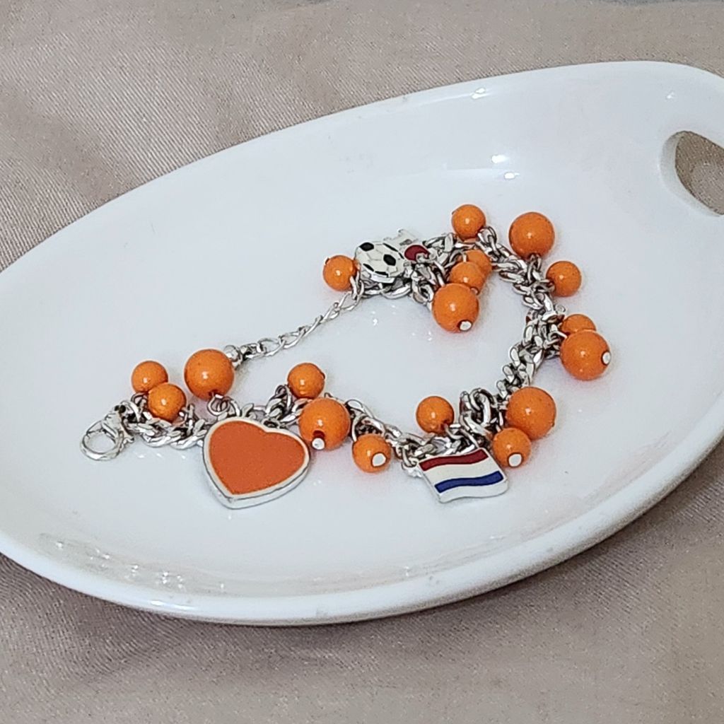 فروش اینترنتی دستبند استیل نارنجی با آویز قلب توپ پرچم