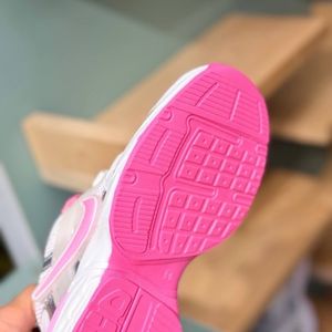 فروش اینترنتی کتونی بچگانه طرح نایک v2k پالیز کد 4070103