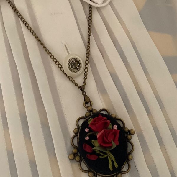 گردن آویز روباندوزی