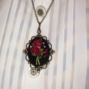 قیمت ارزان گردن آویز روباندوزی