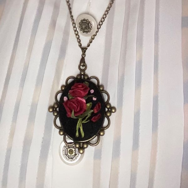 گردن آویز روباندوزی