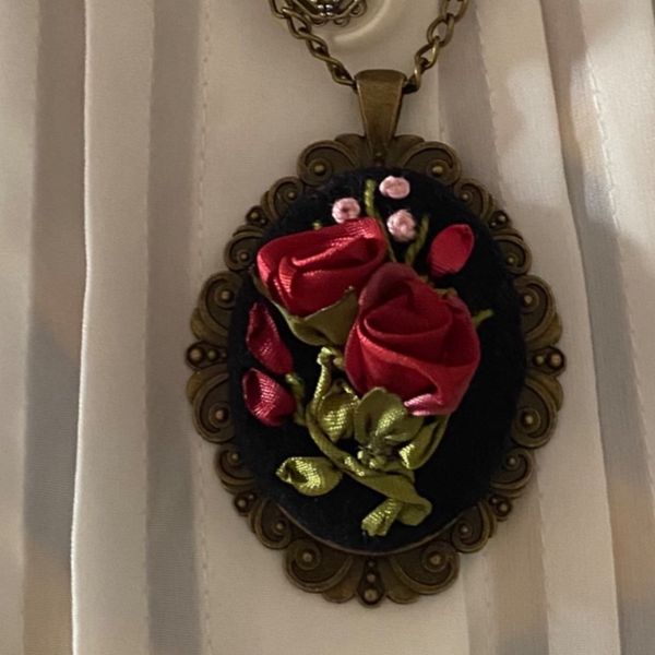 گردن آویز روباندوزی