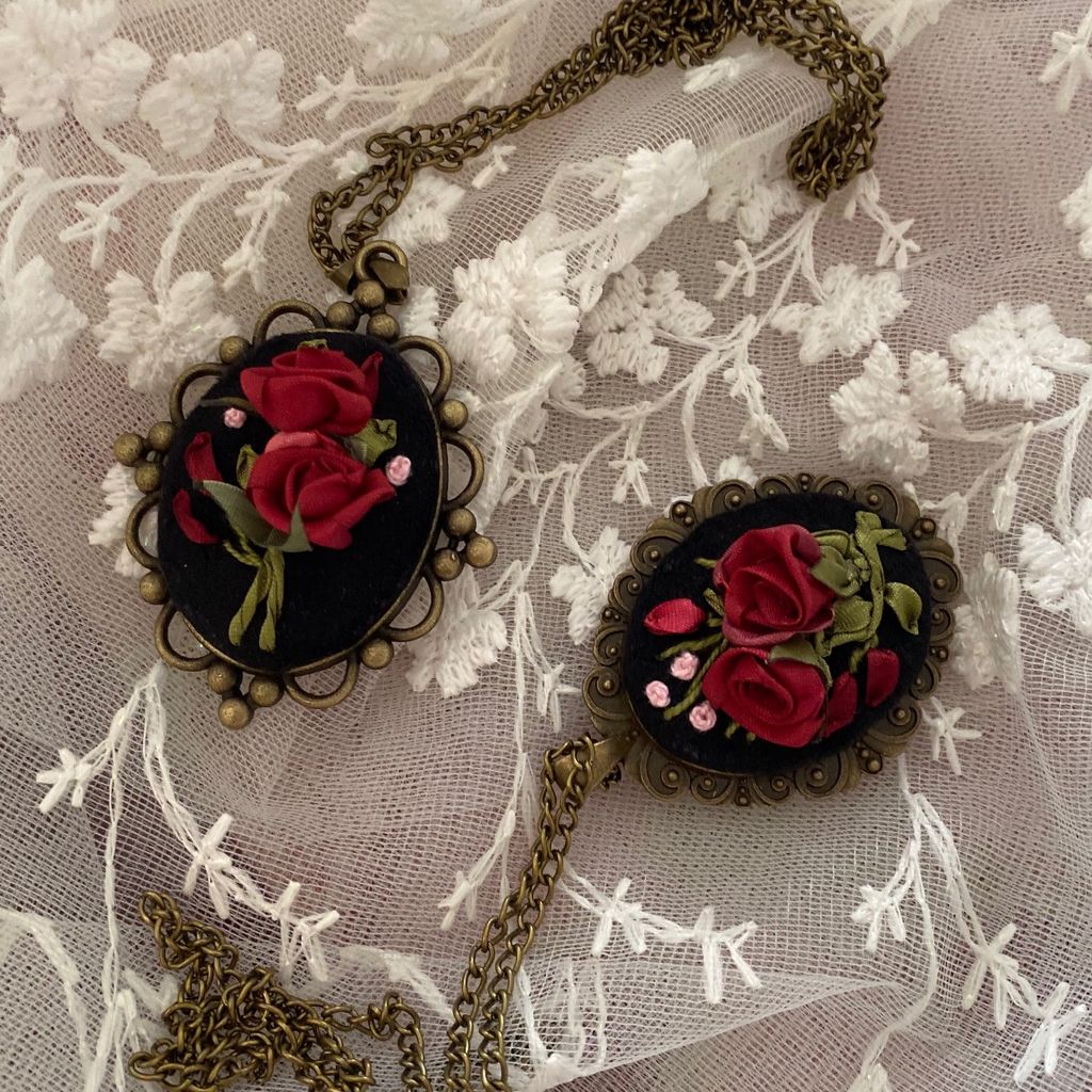 قیمت گردن آویز روباندوزی