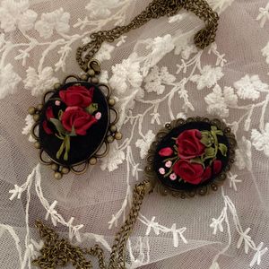 گردن آویز روباندوزی