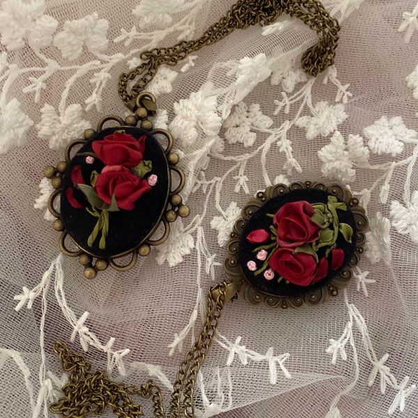 گردن آویز روباندوزی