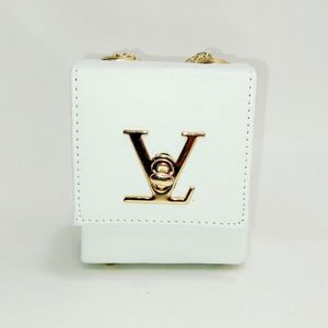 قیمت کیف پاسپورتی مینی LV