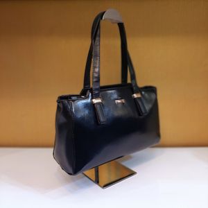 مشخصات کیف زنانه مشکی چرمی