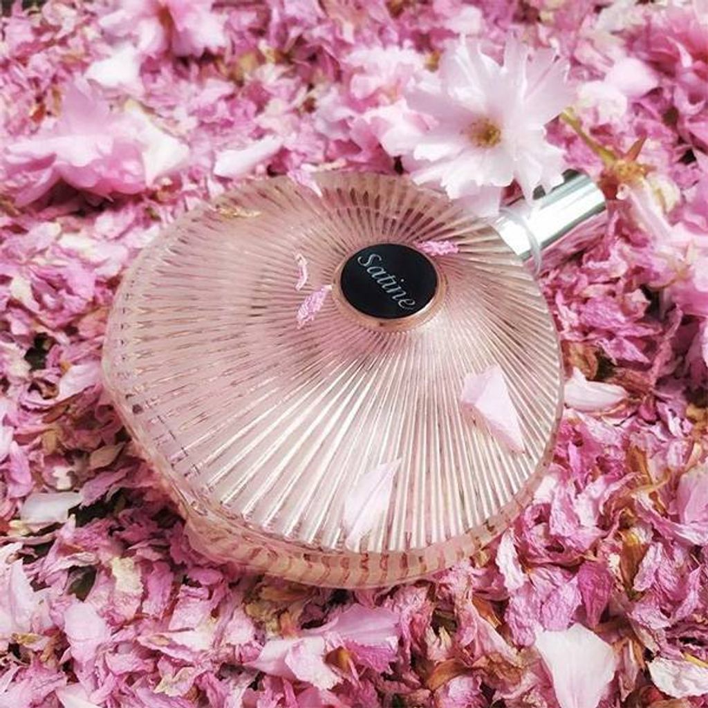 خرید آنلاین عطر زنانه لالیک ساتین 🌸 شیرین، لوکس و ماندگار