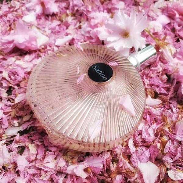 عطر زنانه لالیک ساتین 🌸 شیرین، لوکس و ماندگار