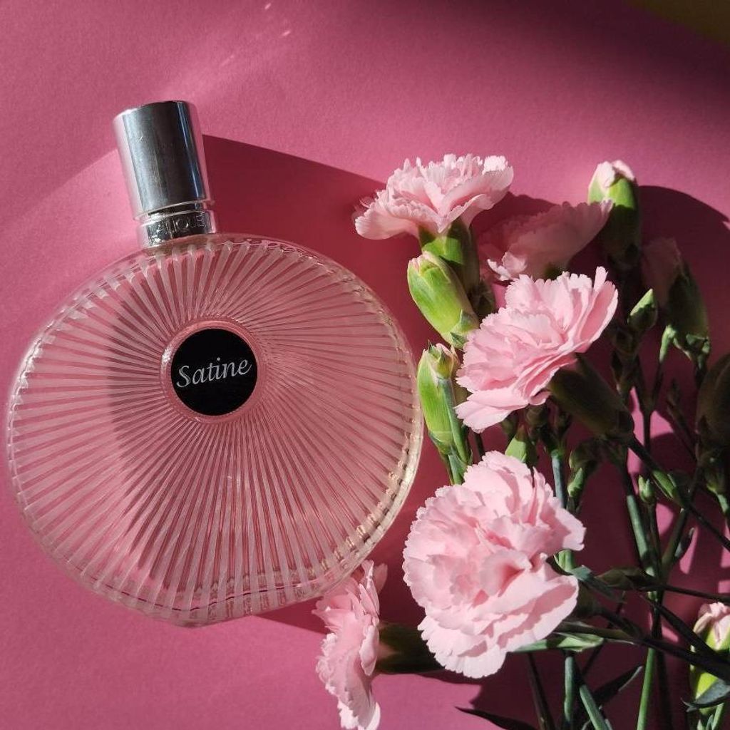 مشخصات عطر زنانه لالیک ساتین 🌸 شیرین، لوکس و ماندگار