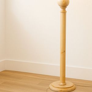 فروش اینترنتی آباژور ایستاده کنار سالنی مینیمال چوبی