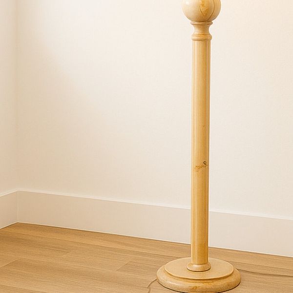 آباژور ایستاده کنار سالنی مینیمال چوبی توپی