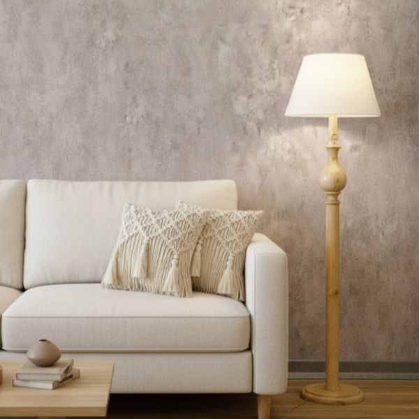 آباژور ایستاده کنار سالنی مینیمال چوبی توپی