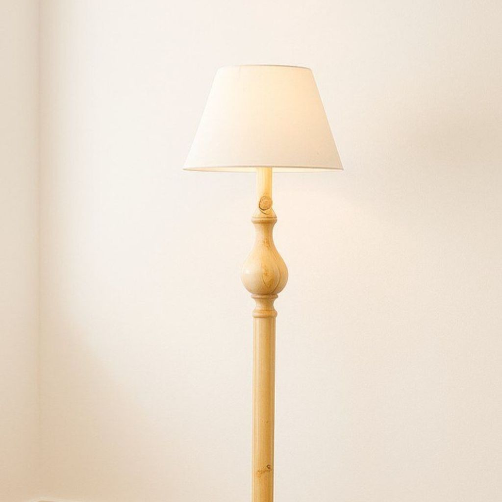 مشخصات آباژور ایستاده کنار سالنی مینیمال چوبی