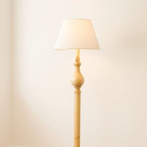 مشخصات آباژور ایستاده کنار سالنی مینیمال چوبی