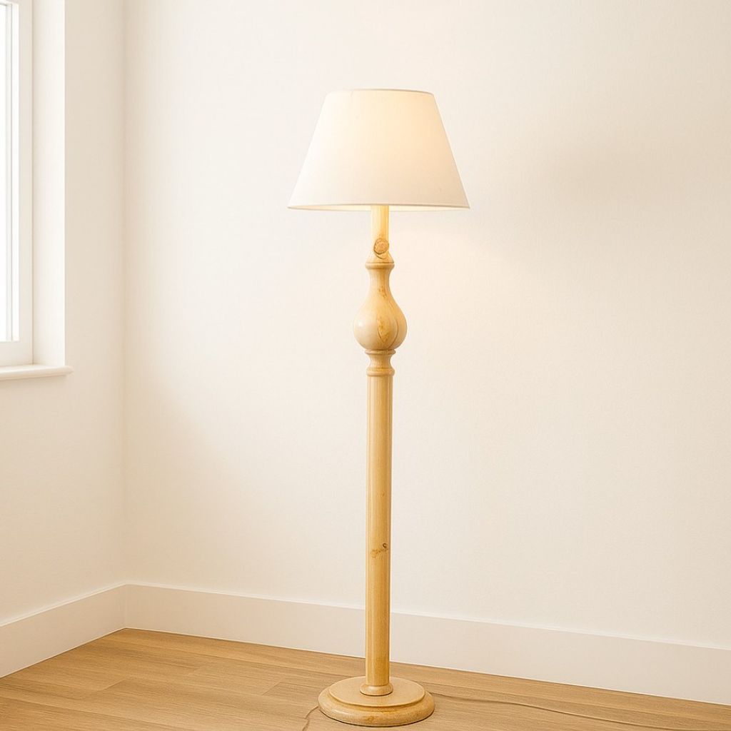 خرید آنلاین آباژور ایستاده کنار سالنی مینیمال چوبی