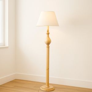 آباژور ایستاده کنار سالنی مینیمال چوبی توپی