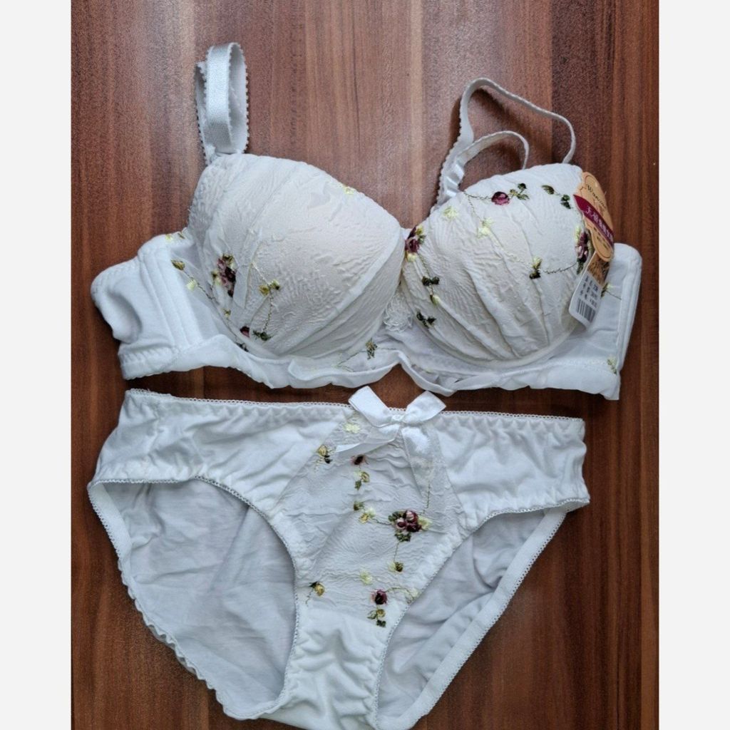 فروش اینترنتی ست سوتین وشورت  کاپ کوچک طرح دار