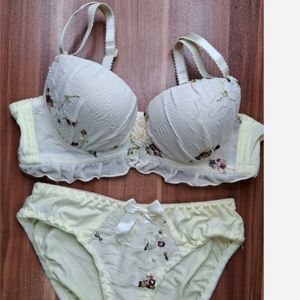 مشخصات ست سوتین وشورت  کاپ کوچک طرح دار