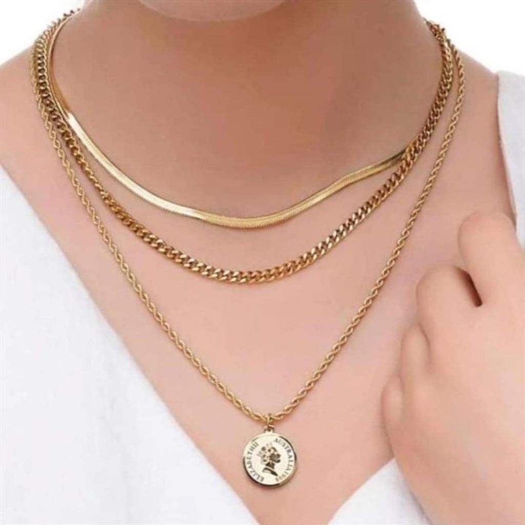 فروش اینترنتی گردنبند سه ردیفه ی رنگ ثابت طلایی با زنجیر کارتیر و ماری و الیزابت