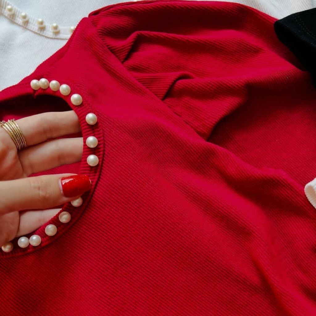 مشخصات بلوز کبریتی آستین پفی یقه مرواریدی زنانه