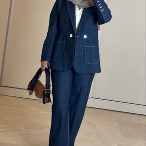 فروش اینترنتی کت و‌شلوار زنانه