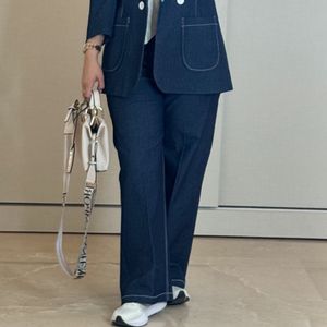 مشخصات کت و‌شلوار زنانه