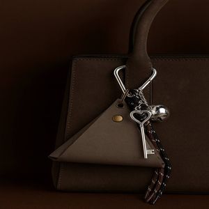 خرید انلاین اویز کیف و کلید زنانه مدل جاکارتی از جنس چرم