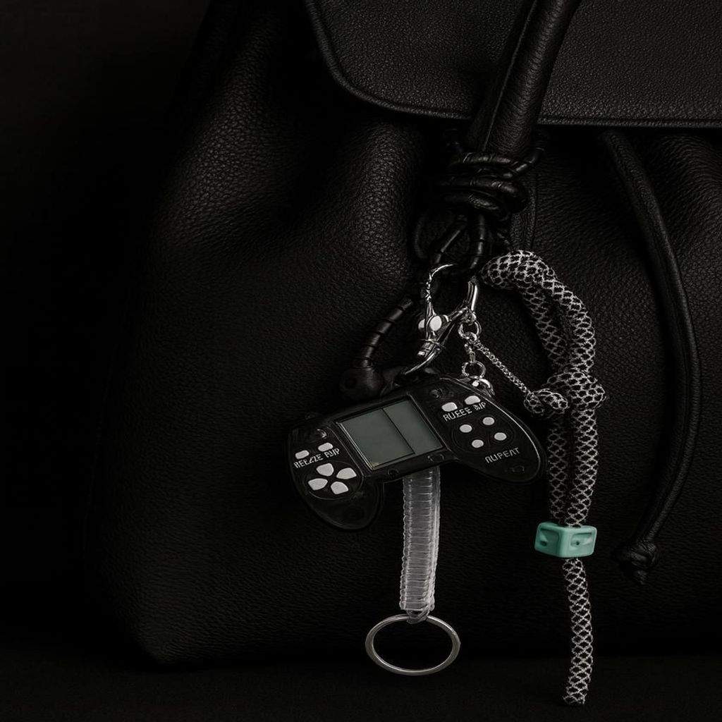 فروش اینترنتی اویز کیف و کلید زنانه مدل دسته گیم از جنس پلاستیک فشرده و چرم