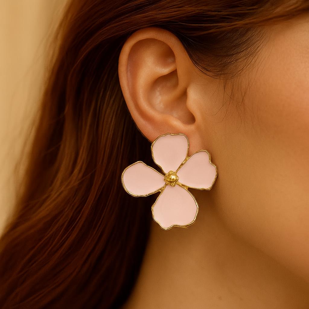 خرید آنلاین گوشواره زنانه میخی مدل گل چهار برگ میناکاری از جنس ابکاری رادیوم