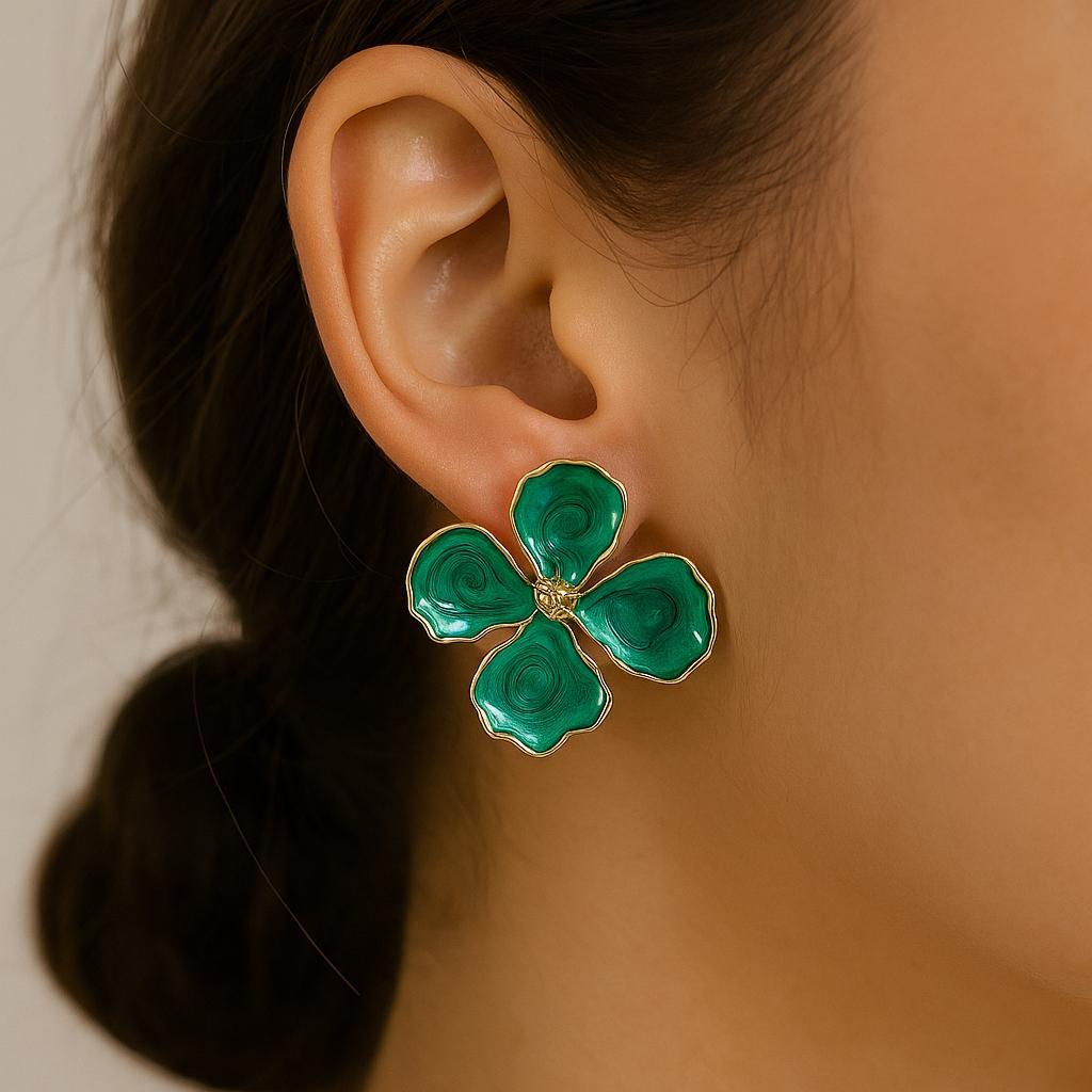 خرید آنلاین گوشواره زنانه میخی مدل گل چهار برگ میناکاری از جنس ابکاری رادیوم