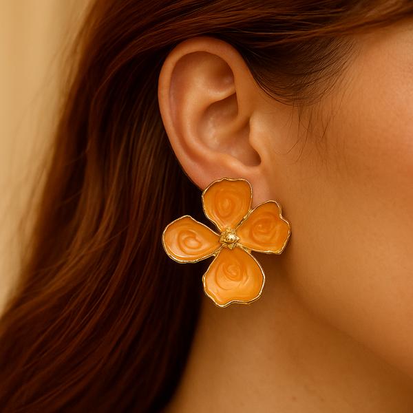 گوشواره زنانه میخی مدل گل چهار برگ میناکاری از جنس ابکاری رادیوم