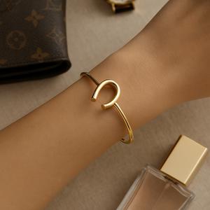 دستبند زنانه بنگل فانتزی مدل نعل اسب از جنس ابکاری رادیوم