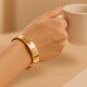 دستبند زنانه بنگل شوپینگ مدل ایینه ای پهن از جنس ژوپینگ